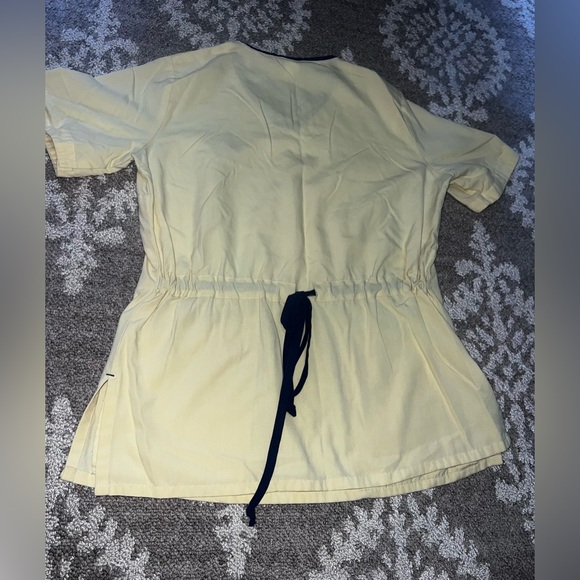 ⭐️Metroscrubs, yellow scrub shirt guessing size XS-Small⭐️Used Condition⭐️ - Picture 8 of 14